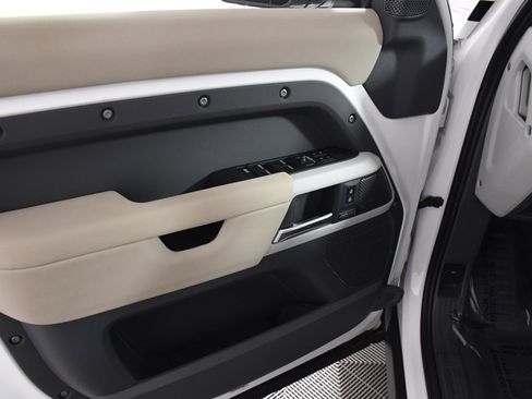 Used 2023 Land Rover Defender 110 SE image 14