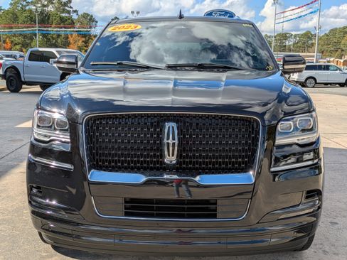 Used 2023 Lincoln Navigator Reserve image 3