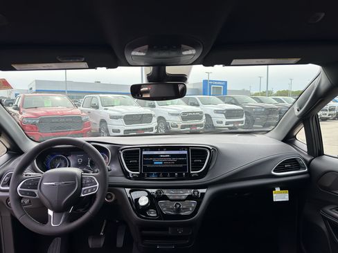 New 2026 Chrysler Pacifica Select FWD image 28