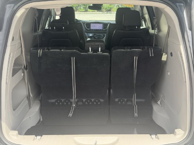 Used 2024 Chrysler Pacifica Touring-L FWD image 11