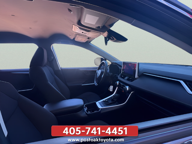 Used 2025 Toyota RAV4 LE AWD/4WD image 30