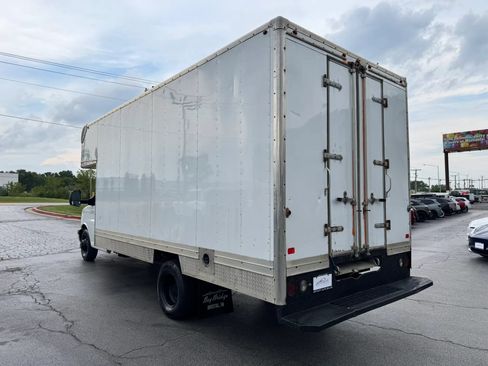 Used 2017 Chevrolet Express 4500 Extended RWD image 5