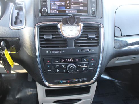 Used 2016 Chrysler Town & Country Touring w/ Driver Convenience Group image 24