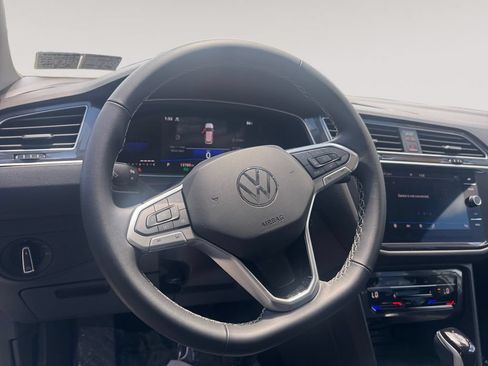 Used 2024 Volkswagen Tiguan SE w/ Panoramic Sunroof Package AWD/4WD image 12
