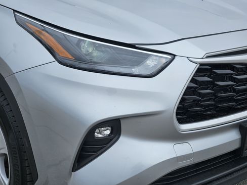 Used 2023 Toyota Highlander LE image 6