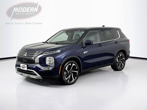 Used 2023 Mitsubishi Outlander SE image 1