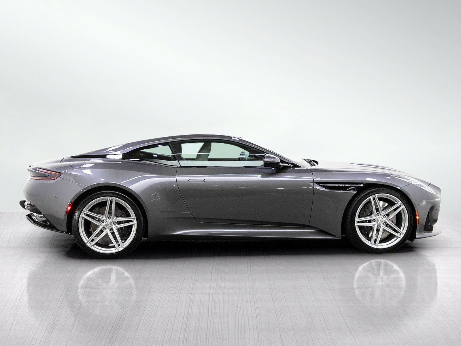Used 2025 Aston Martin DB12 Coupe RWD image 6