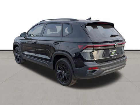 New 2026 Volkswagen Taos SE image 7