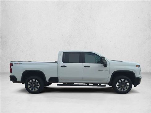 Used 2022 Chevrolet Silverado 2500 Custom w/ Custom Value Package image 4