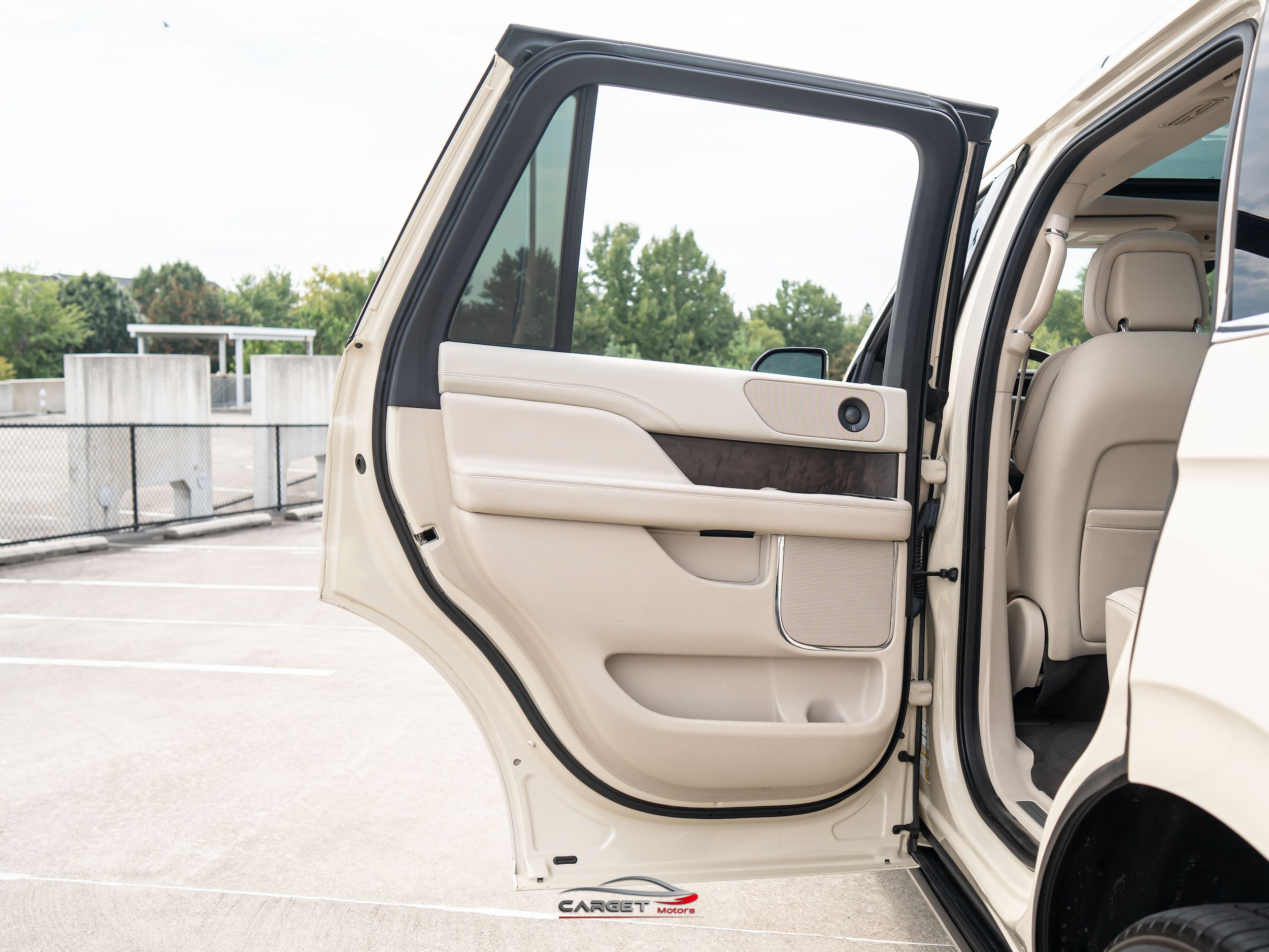 Used 2018 Lincoln Navigator Select w/ Technology Package RWD image 44