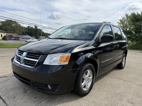 Used 2008 Dodge Grand Caravan SXT FWD image 2