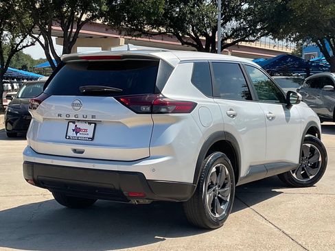 Used 2025 Nissan Rogue SV FWD image 4