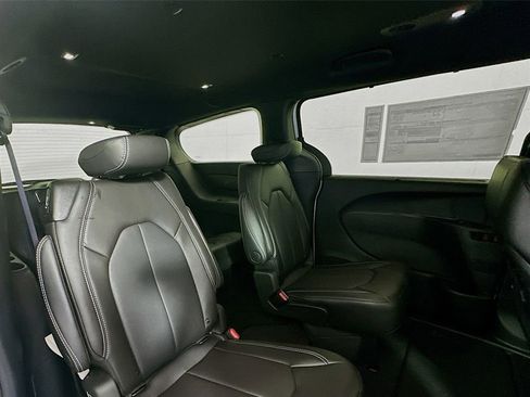 New 2026 Chrysler Pacifica Select image 29