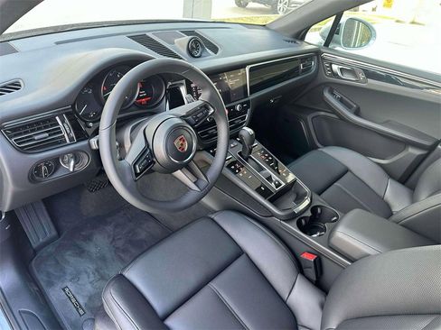 Used 2025 Porsche Macan image 4
