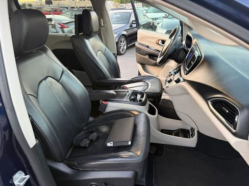 Used 2018 Chrysler Pacifica Touring-L Plus image 10