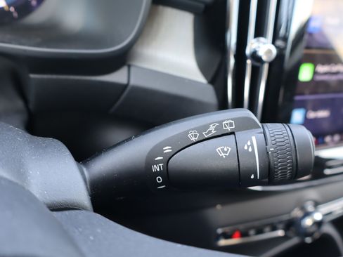 Used 2025 Volvo XC40 B5 Core image 23