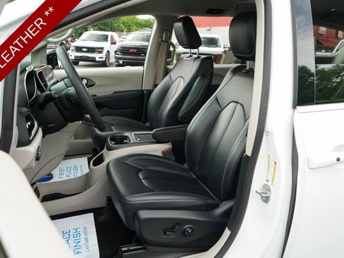 Used 2024 Chrysler Pacifica Touring-L FWD image 6