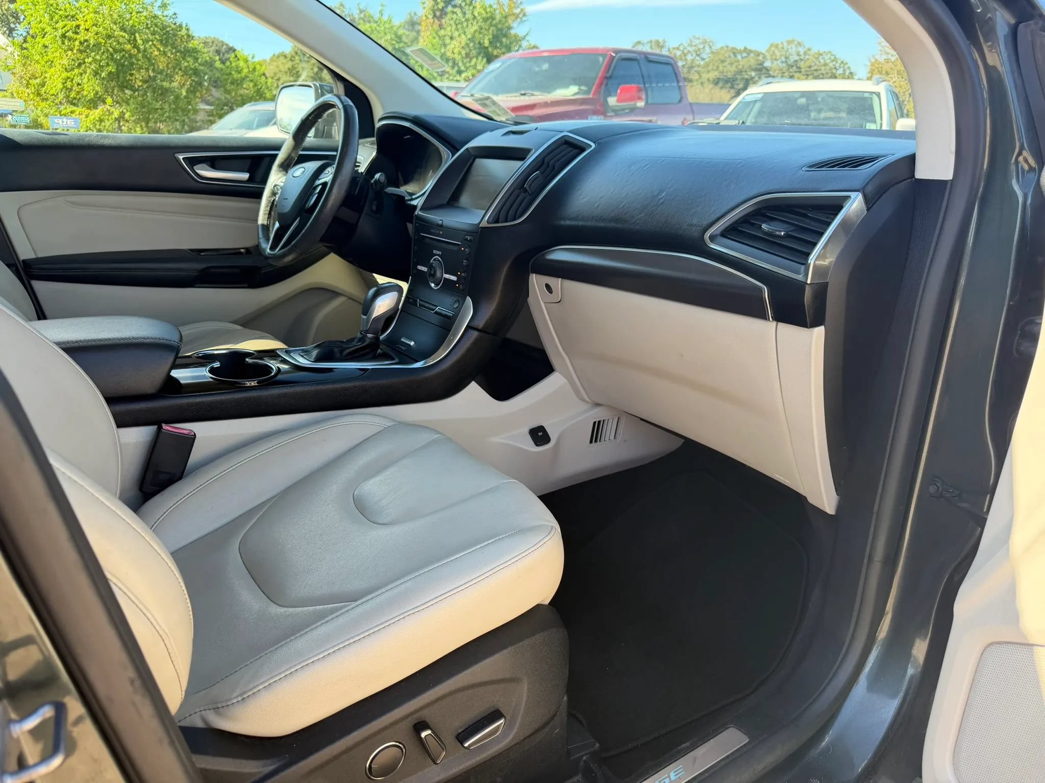 Used 2015 Ford Edge Titanium w/ Technology Package FWD image 16