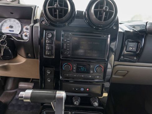 Used 2004 HUMMER H2 w/ Preferred Equipment Group image 37