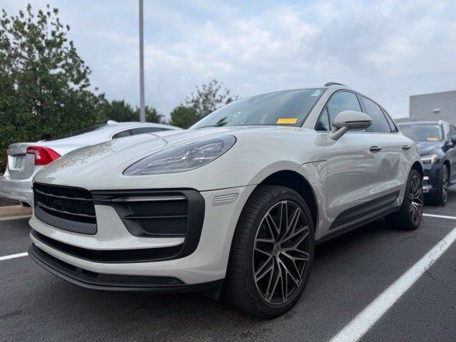 Used 2022 Porsche Macan AWD/4WD image 2