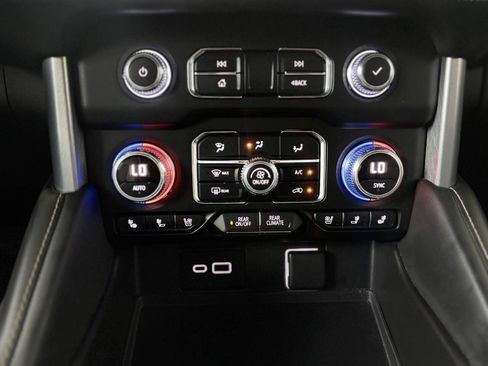 Used 2022 GMC Yukon XL SLT w/ SLT Luxury Package RWD image 23