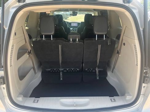 Used 2024 Chrysler Pacifica Touring-L FWD image 13