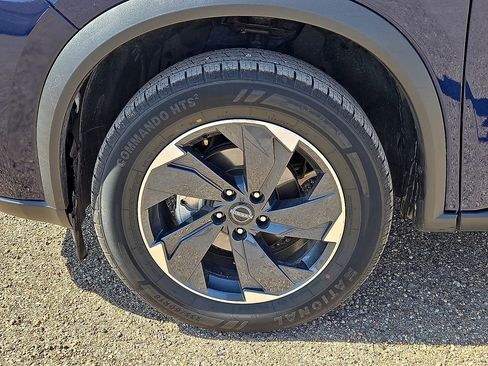 Used 2025 Nissan Rogue SV image 10