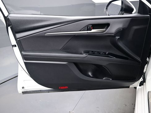 Used 2025 Toyota Camry SE w/ Convenience Package FWD image 9