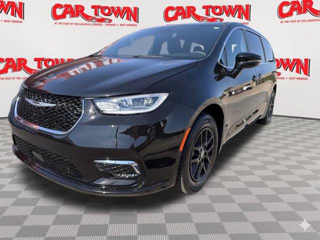 Used 2025 Chrysler Pacifica Select FWD image 2