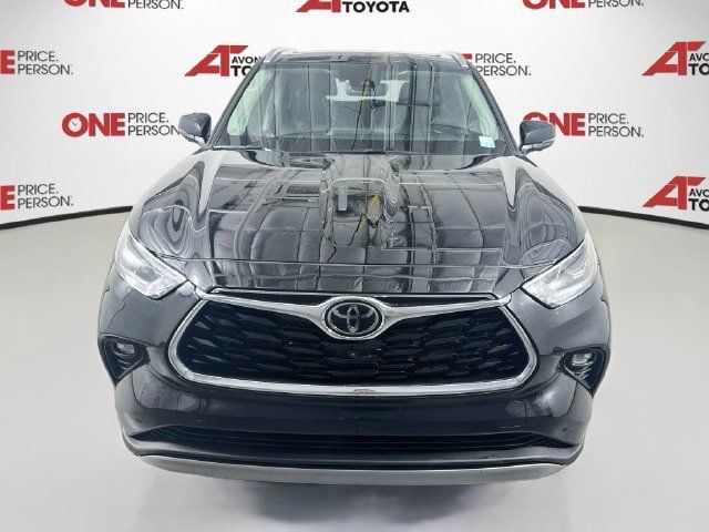 Used 2023 Toyota Highlander Platinum FWD image 2