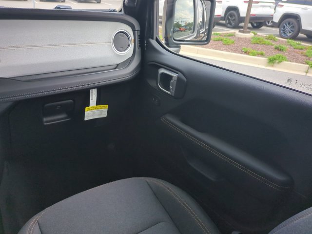 New 2026 Jeep Wrangler Unlimited Sahara w/ Technology Group AWD/4WD image 17