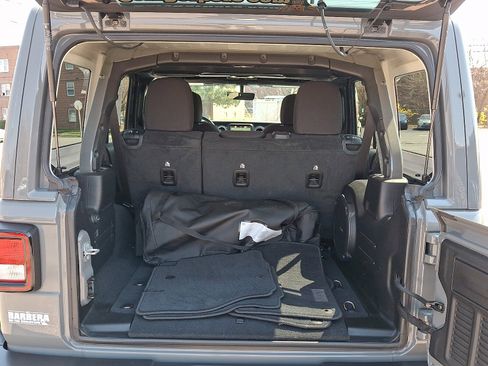 Used 2022 Jeep Wrangler Unlimited Sahara w/ Cold Weather Group image 28