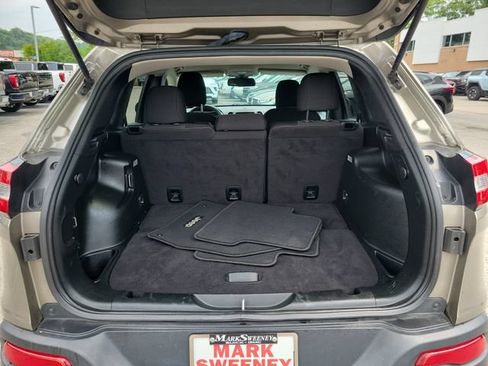 Used 2017 Jeep Cherokee Latitude AWD/4WD image 6