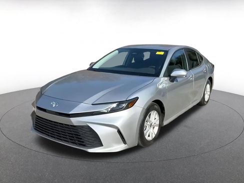Used 2025 Toyota Camry LE image 7