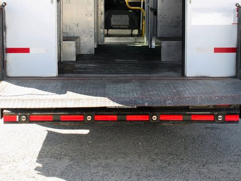 Used 2015 Ford E-450 and Econoline 450 Super Duty w/ A/C Prep Package image 11