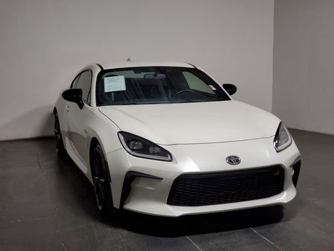 Used 2024 Toyota GR86 Premium image 2