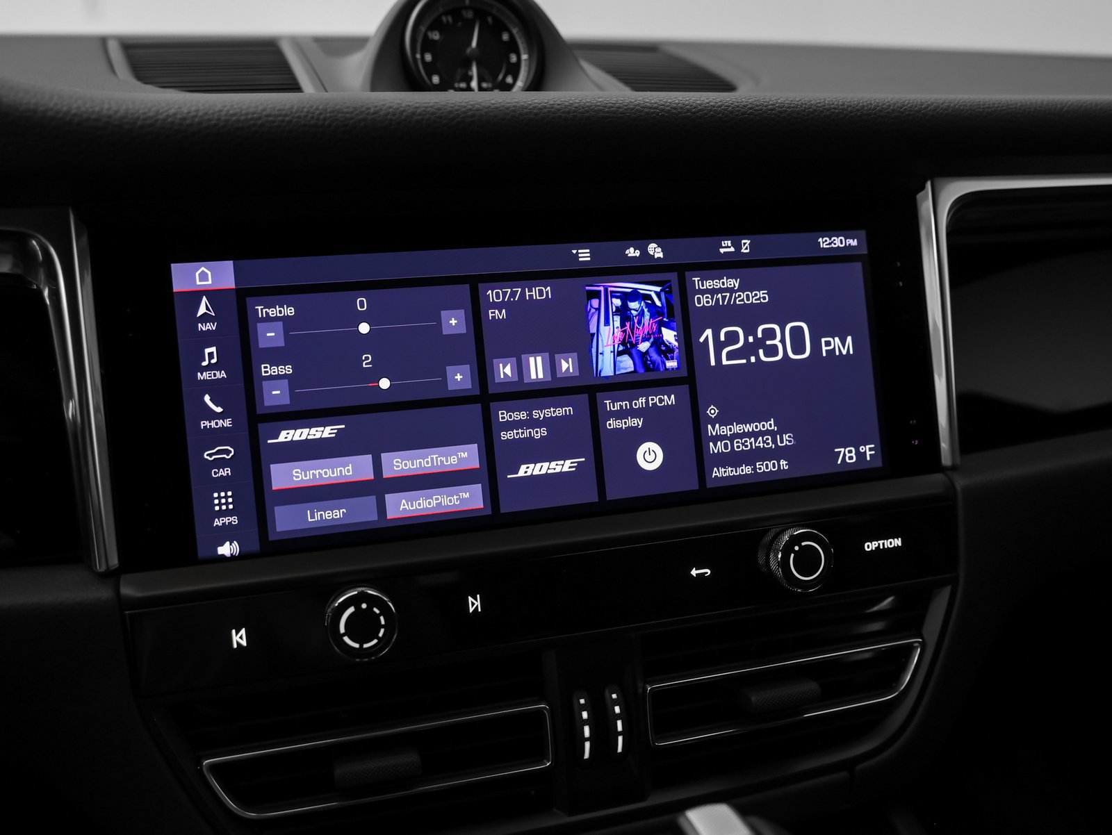 Certified 2025 Porsche Macan AWD/4WD image 33