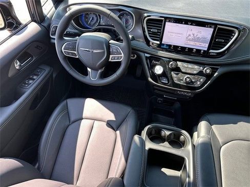 New 2025 Chrysler Pacifica Select image 16