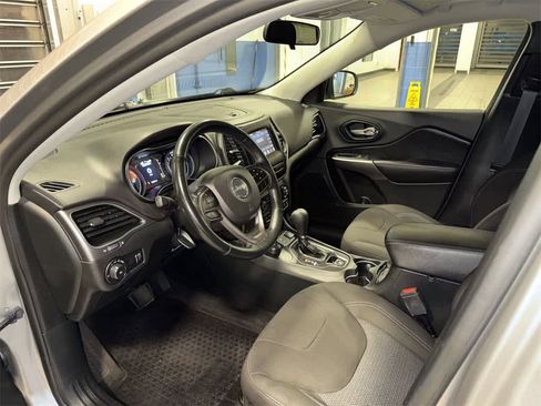 Used 2019 Jeep Cherokee Latitude w/ Cold Weather Group image 28