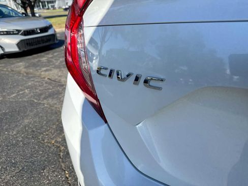 Used 2019 Honda Civic Touring image 18