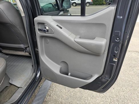 Used 2010 Nissan Frontier LE w/ LE Value Truck Pkg AWD/4WD image 14