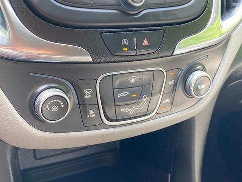Used 2022 Chevrolet Equinox LS w/ LS Convenience Package FWD image 25