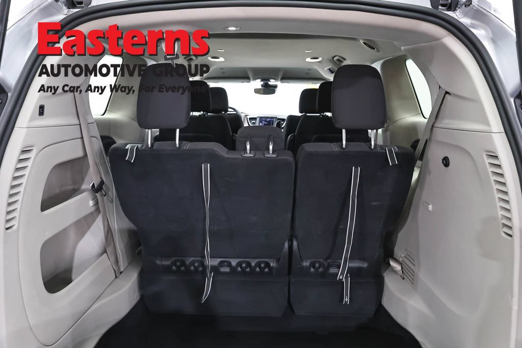Used 2023 Chrysler Voyager LX FWD image 10