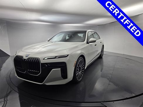 Certified 2025 BMW 760i xDrive image 7