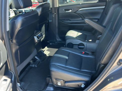 Used 2018 Toyota Highlander SE AWD/4WD image 12