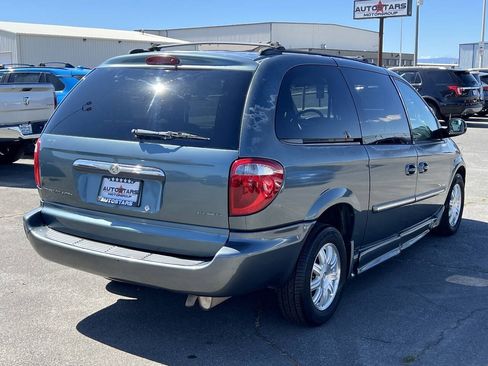 Used 2005 Chrysler Town & Country Touring FWD image 4