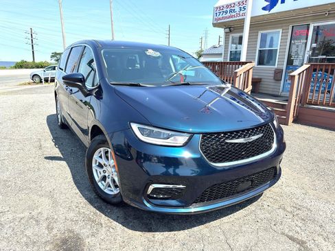 Used 2023 Chrysler Pacifica Touring-L FWD image 2