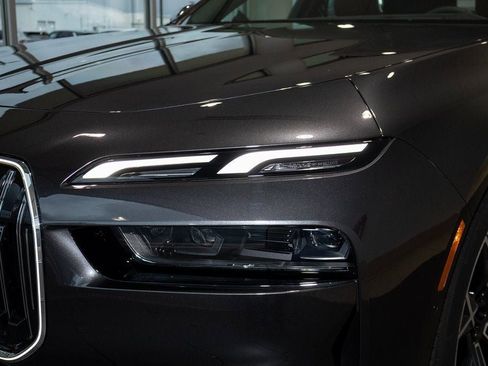 Used 2025 BMW i7 eDrive50 w/ Premium Package RWD image 8