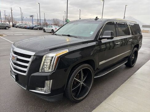 Used 2018 Cadillac Escalade ESV Luxury image 3