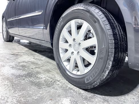 Used 2014 Chrysler Town & Country Touring image 10